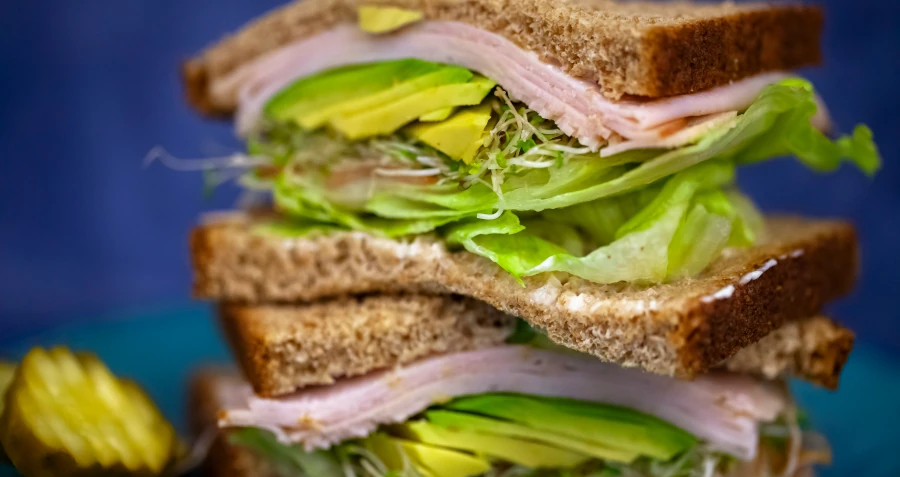 Вариант сервировки: Домашняя колбаса из куриного филе